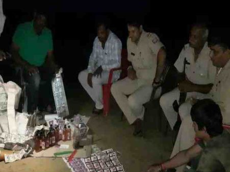 પોલીસથી બચવા માટે સ્કૂલમાં ચાલી રહ્યું હતું દારૂનું કારખાનું