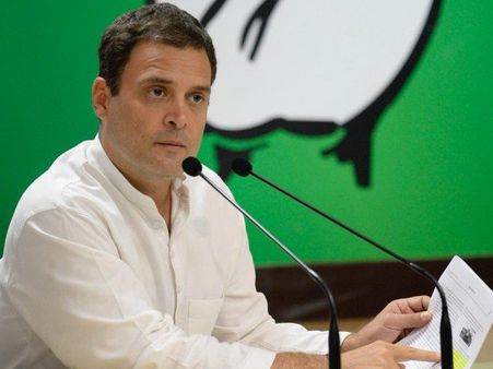 મનોહર પરિકર ગોવાના બજારમાં માછલી ખરીદી રહ્યા હતા મનોહર પરિકર ગોવાના બજારમાં માછલી ખરીદી રહ્યા હતા