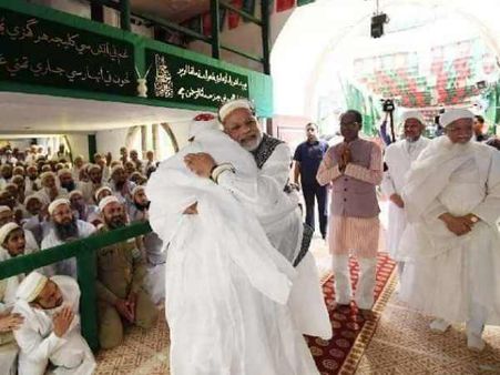 મસ્જિદમાં સૈયદના મુફદ્દલ સૈફુદ્દીને ગળે મળ્યા હતા