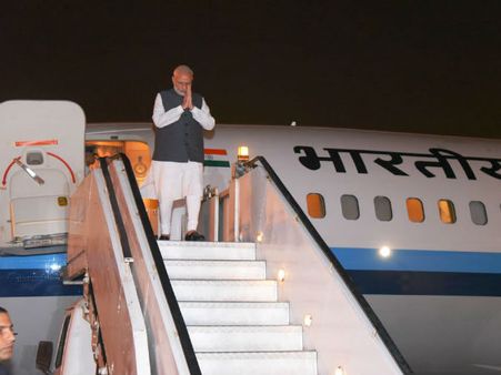 અમદાવાદ એરપોર્ટ પર આગમન