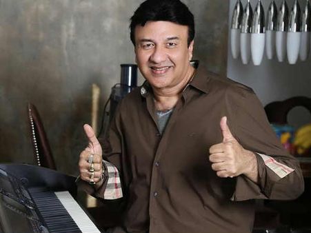 સ્કર્ટ ઉંચુ કરી દીધું અને પોતાનું પેન્ટ ઉતારી દીધું