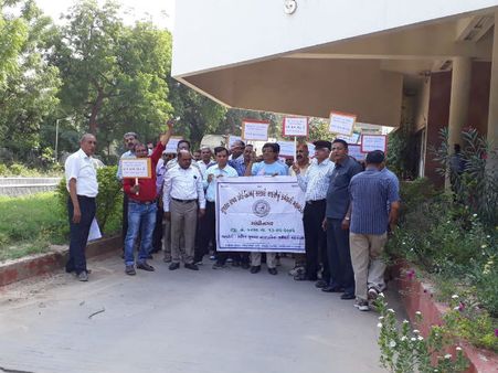 બોર્ડ નિગમના કર્મચારીઓની પડતર માગણીઓ બોર્ડ નિગમના કર્મચારીઓની પડતર માગણીઓ