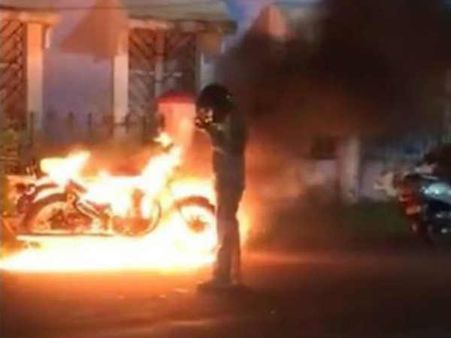 Video: સિસ્ટમથી પરેશાન થઈ યુવકે ખુદની બાઈક સળગાવી મારી