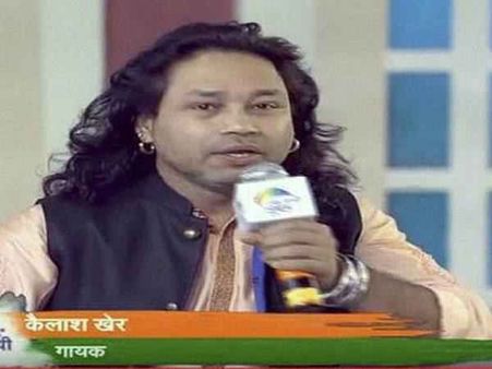 કૈલાશ ખેર જાંઘ પર હાથ ફેરવી રહ્યા હતા