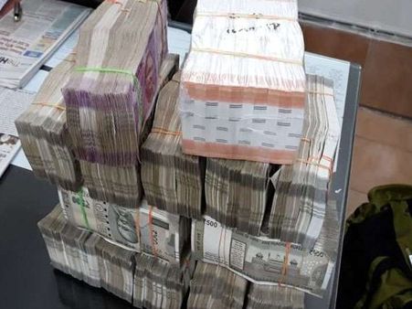 રાયપુરમાં ચેકીંગ દરમિયાન પોલીસને પૈસાથી ભરેલી કાર મળી