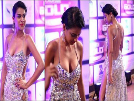 વિવાદો વચ્ચે પણ બિંદાસ છે નિયા 