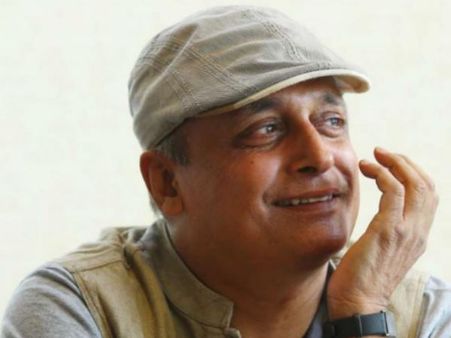 મારો હાથ પકડ્યો અને