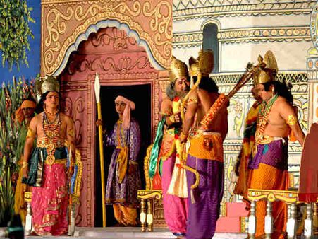 મનાવવા પહોંચ્યા અધિકારીઓ મનાવવા પહોંચ્યા અધિકારીઓ