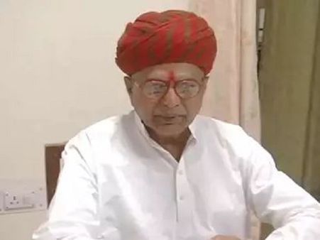 રાજસ્થાનના મંત્રી ખુલ્લામાં પેશાબ કરતા જોવા મળ્યા