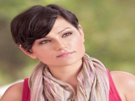 સાજીદે મારુ ટોપ ખેંચ્યું