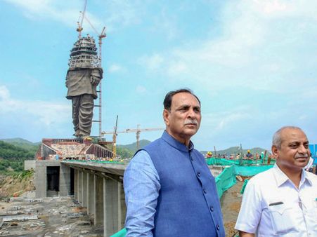 પ્રતિમાને લાગ્યો રાજકીય રંગ