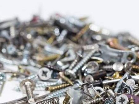 10 વર્ષથી ખાઈ રહ્યો છે ખીલીઓ