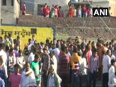 ચીથરાઓ વચ્ચે પોતાનાને શોધી રહેલી શોકમાં ડૂબેલી આંખો