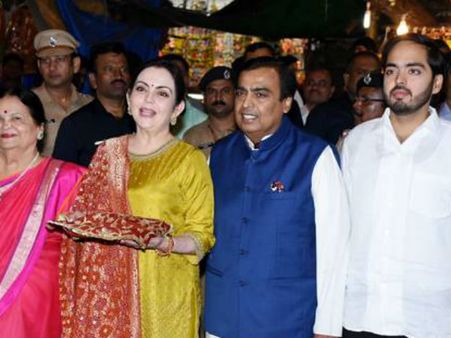 બાપ્પાના દ્વારે અંબાણી પરિવાર, આપવા ગયા લગ્નની કંકોત્રી