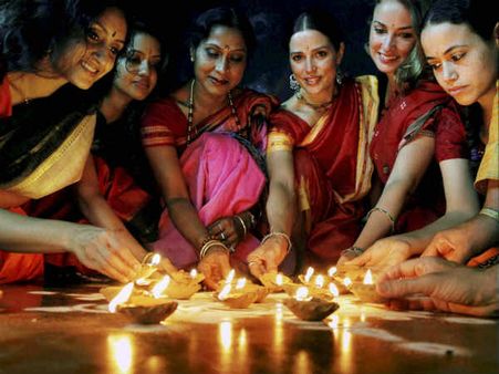 દિવાળી 2018: આ રંગોના કપડાં પહેરીને કરો પૂજા, મા લક્ષ્મી કરશે ધનની વર્ષા