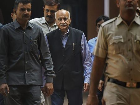 ‘રૂમમાં કિસ કરવા માટે આગળ વધ્યા અકબર'