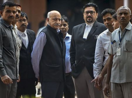 ચારે તરફ દબાણ બાદ અકબરે આપ્યુ હતુ રાજીનામુ