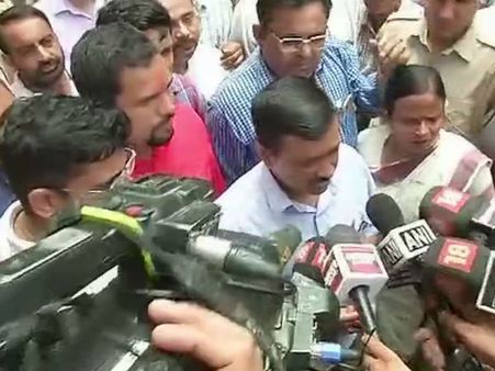 કેજરીવાલના જનતા દરબારમાં એક વ્યક્તિ જીવતીં બુલેટ લઇ પહોંચ્યો