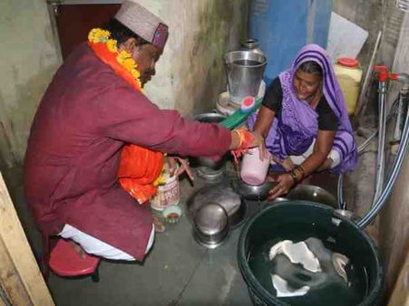 વોટ માંગવા માટે ઘરે-ઘરે જઈ વાસણ ધોઈ રહ્યા છે ભાજપના ઉમેદવાર