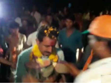 Video: વોટ માંગવા આવેલા ધારાસભ્યને જૂતાંનો હાર પહેરાવી દીધો