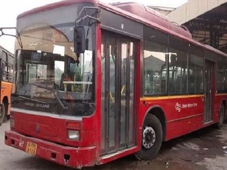 નરાધમ બસમાં જ કરવા લાગ્યો હસ્તમૈથુન, મહિલાએ મેથી પાક ચખાવ્યો