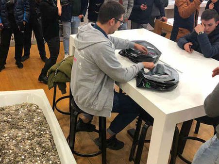 સ્ટોરમાં હાજર 38 અધિકારી દંગ રહી ગયા