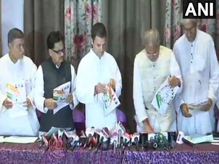 છત્તીસગઢ ચૂંટણીઃ કોંગ્રેસ અધ્યક્ષ રાહુલ ગાંધીએ પાર્ટીનો મેનિફેસ્ટો જાહેર કર્યો