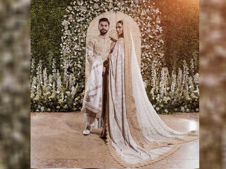 Pics & Video: દીપવીરના મુંબઈ રિસેપ્શનમાં રણવીરની કિસ, દીપિકાનું સ્મિત...