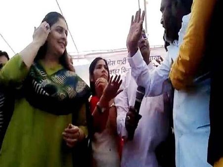 નગ્માને પણ સંભળાવી