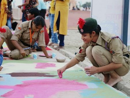 વિવિધ ભાગોની મહિલાઓ તેમજ કલાકારો