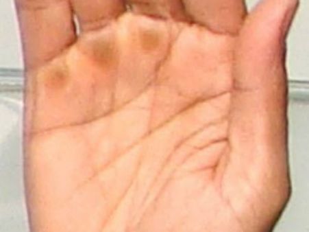 તર્જની આંગળીની નીચે ગુરુ પર્વત હોય છે