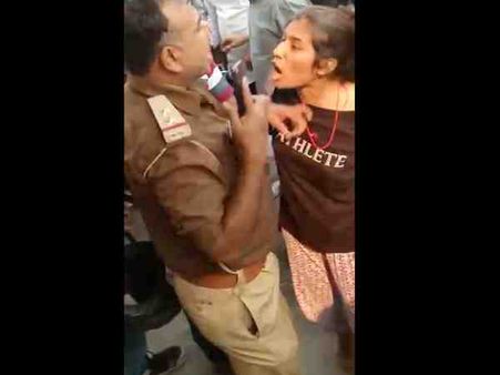 વિદ્યાર્થિનીએ પોલીસનો કાઠલો પકડી લીધો