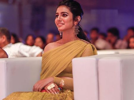 Viral: દેશી લુકમાં પ્રિયા પ્રકાશે સૌને ચોંકાવી દીધા, ફેન્સ થયા પાગલ