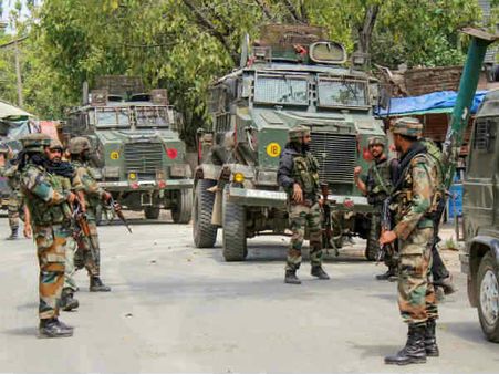 જમ્મુ કાશ્મીરના પુલવામામાં એન્કાઉન્ટર, હિઝબુલનો ટોપ કમાન્ડર ઠાર