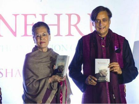 શશિ થરૂર બોલ્યા- નેહરૂને કારણે આજે 'ચાવાળો' પીએમ બની શક્યો