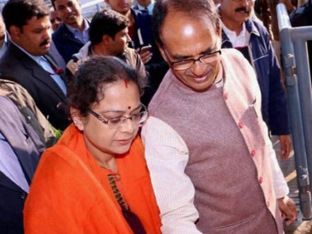 અસહજ થઈને સાધના ત્યાંથી નીકળી જાય છે અસહજ થઈને સાધના ત્યાંથી નીકળી જાય છે