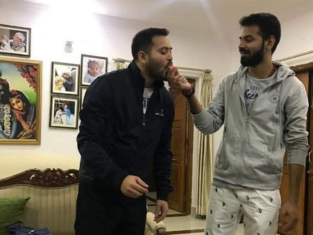 તેજસ્વીને અભિનંદન આપવા 5 દિવસથી લાપતા તેજ પ્રતાપ દિલ્હી પહોંચ્યા