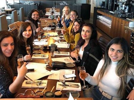 પ્રિયંકાની બેચલર પાર્ટીમાં શામેલ થઈ હતી ઈશા અંબાણી