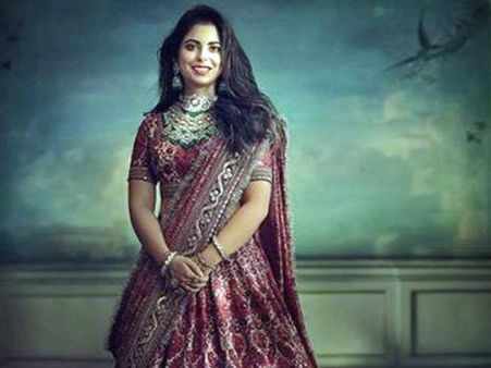 Pics: લગ્ન પહેલા ગૃહશાંતિ પૂજામાં રાજકુમારી જેવી લાગી રહી છે ઈશા અંબાણી