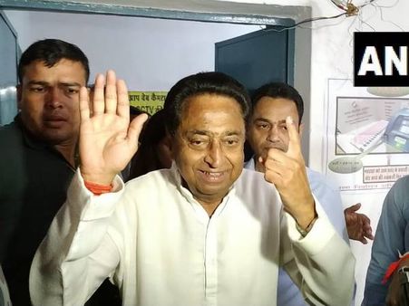 મધ્ય પ્રદેશ ચૂંટણીઃ મતદાન બાદ કમલનાથે બતાવ્યો હાથનો 'પંજો', શું વધશે મુશ્કેલી?