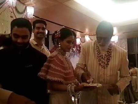 અમિતાભ બચ્ચન ભોજન પીરસતા જોવા મળ્યા 