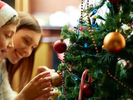 ઘર પર ક્રિસમસ ટ્રી લગાવવાથી દૂર થાય છે આ વાસ્તુ દોષ