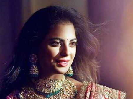 Video: ઈશાના સંગીત સમારંભમાં શાહરુખના ગીતો પર નાચ્યો અંબાણી પરિવાર