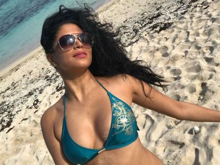 ખાકી વર્દી ઉતારી ચંદ્રમુખી ચૌટાલાએ પહેરી બિકીની, જોતા જ રહી જશો