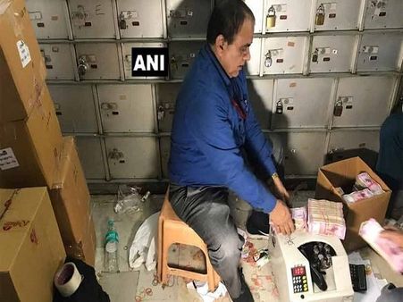 ચાંદની ચોકમાં IT નો છાપો, દુકાનમાંથી 25 કરોડ કેશ મળી