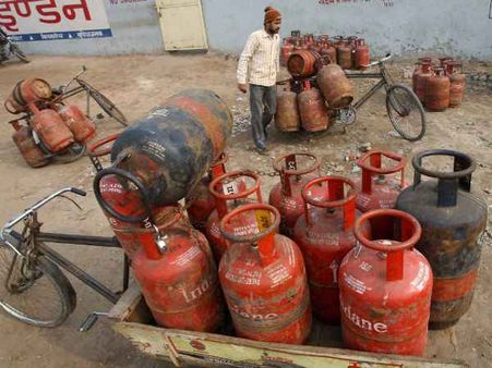 સબસિડી વિનાના ગેસ સિલિન્ડર થયા 120 રૂપિયા સસ્તા