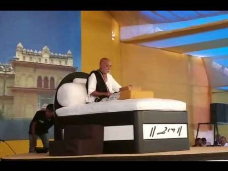 અયોધ્યામાં મોરારી બાપૂએ સેક્સ વર્કરોને સંભળાવી રામ કથા, મચી બબાલ