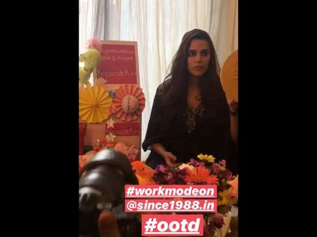 કામ કરતી નેહા કામ કરતી નેહા