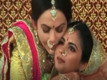 Video વાયરલઃ કન્યાદાન બાદ મા નીતાના ગળે મળીને રોઈ પડી ઈશા અંબાણી