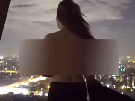 સૌથી ઉંચા પિરામિડ પર કપડાં ઉતારી કપલે કર્યું આવું કામ, વીડિયો વાયરલ